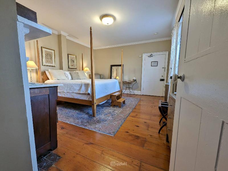 Cromwell Manor Inn image