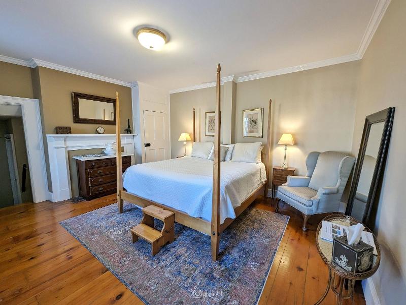 Cromwell Manor Inn image