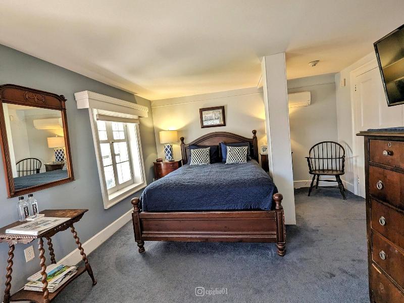 Cromwell Manor Inn image