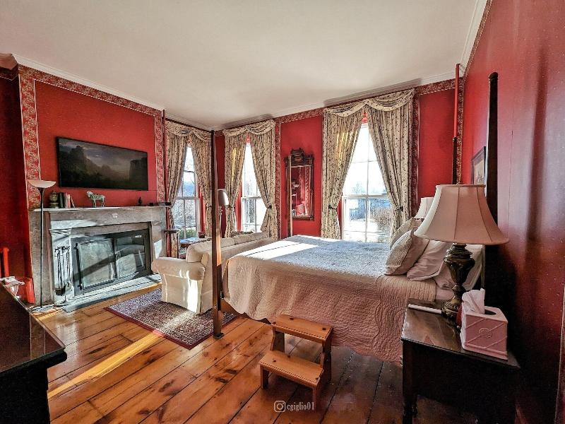 Cromwell Manor Inn image