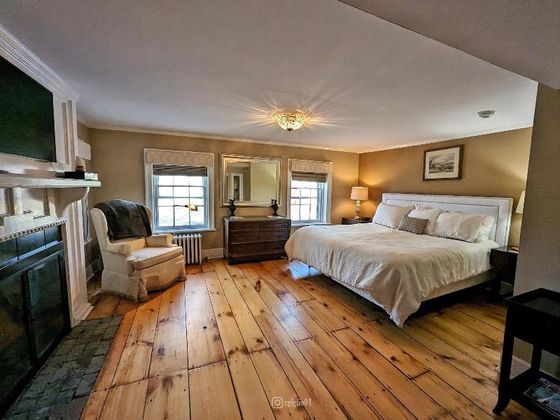 Cromwell Manor Inn image