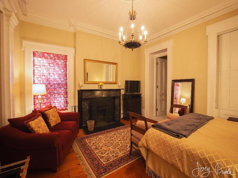Cromwell Manor Inn image