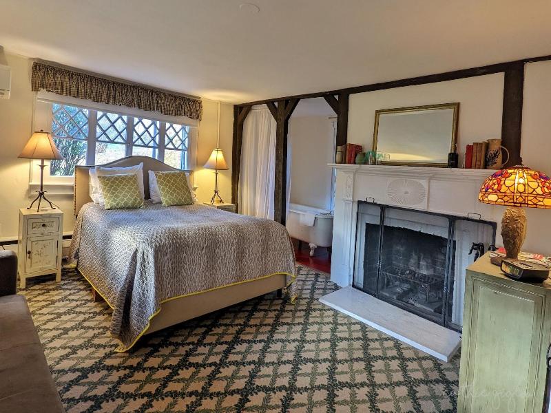 Cromwell Manor Inn image
