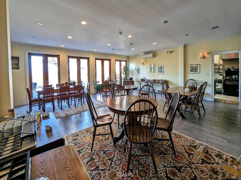 Cromwell Manor Inn image