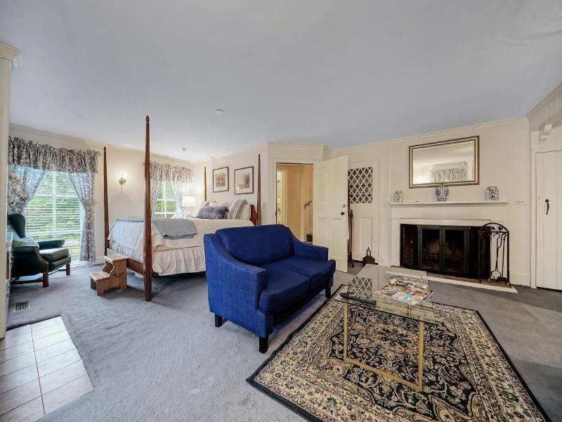 Cromwell Manor Inn image