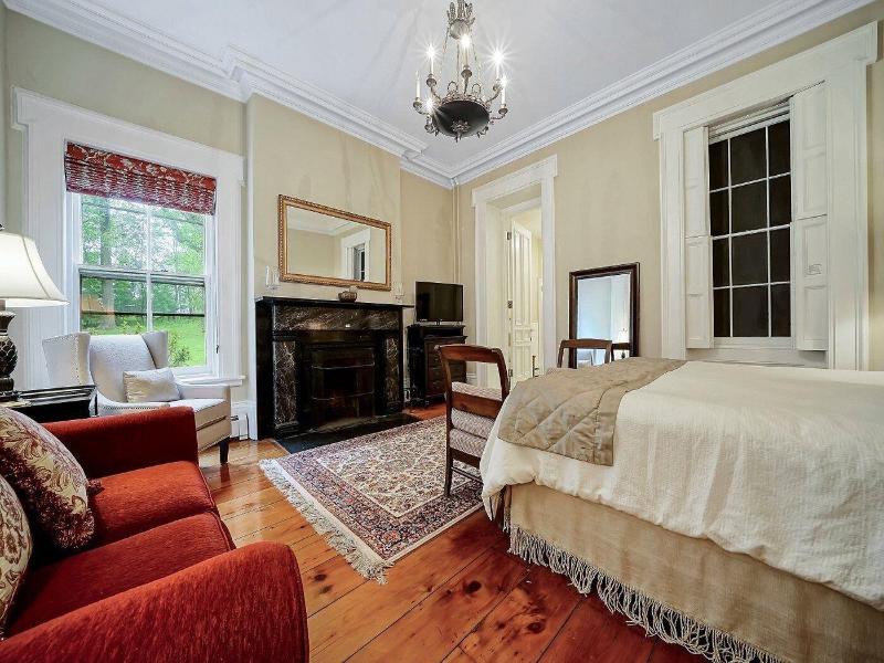Cromwell Manor Inn image