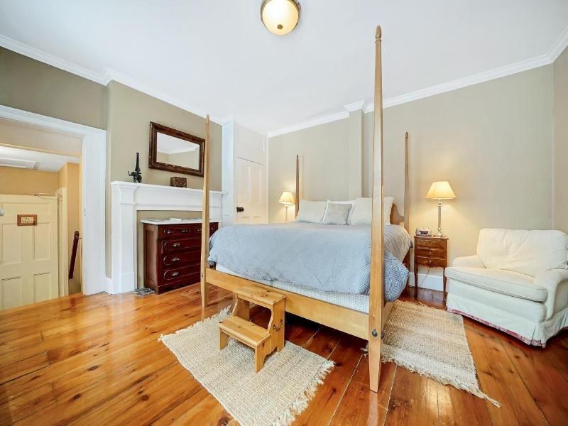 Cromwell Manor Inn image