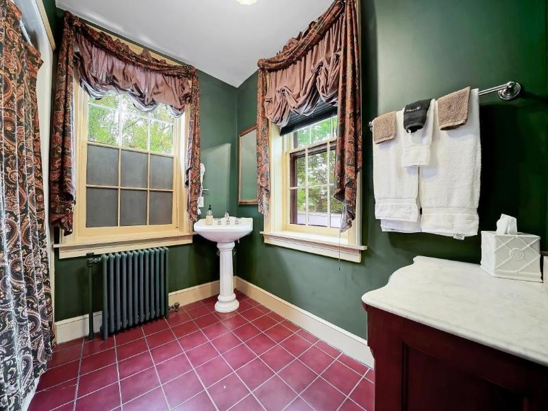 Cromwell Manor Inn image
