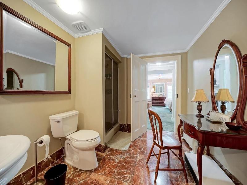 Cromwell Manor Inn image