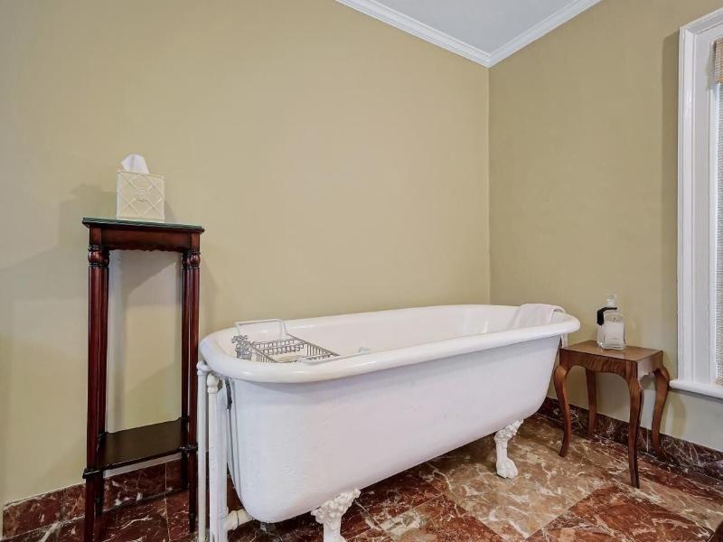 Cromwell Manor Inn image