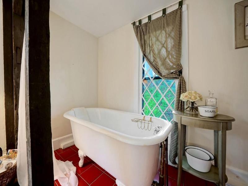 Cromwell Manor Inn image