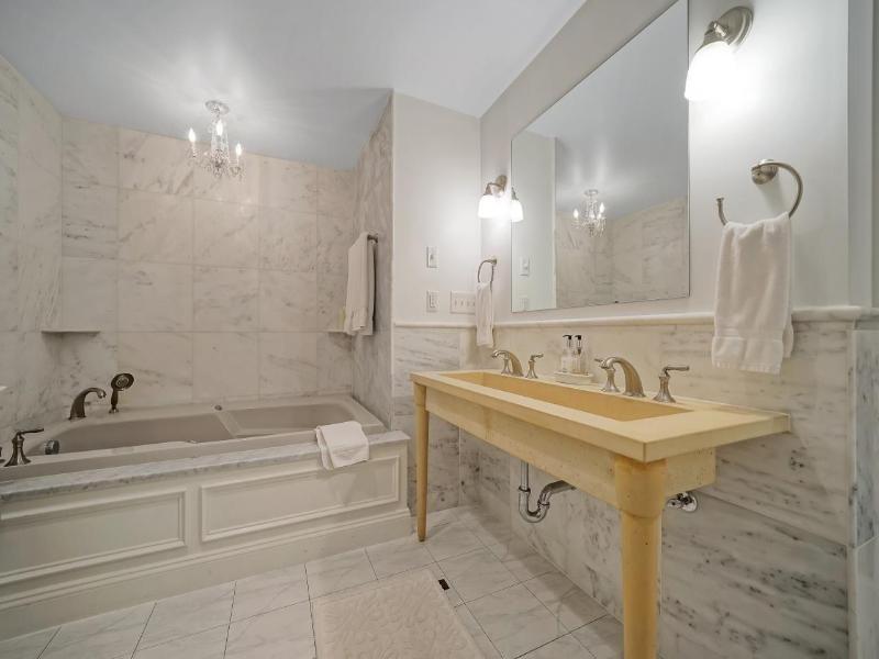 Cromwell Manor Inn image