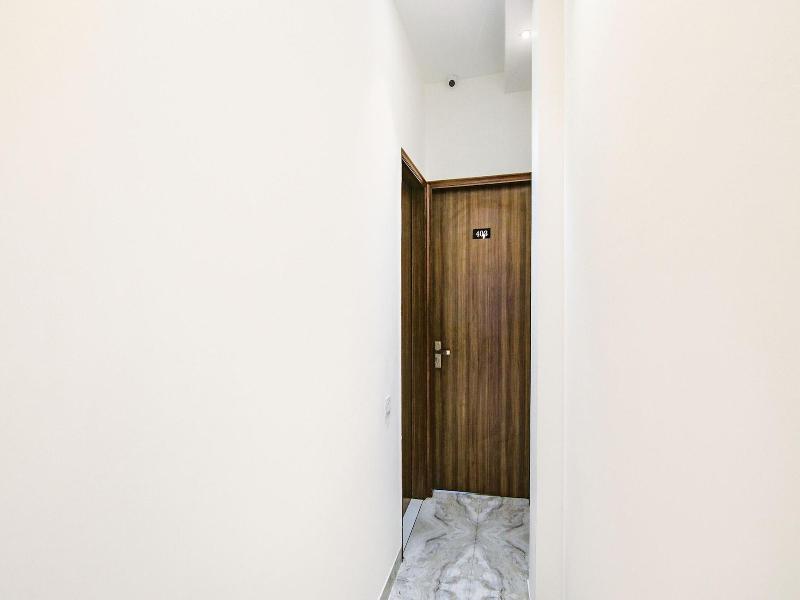 Fabhotel Yellow Leaf