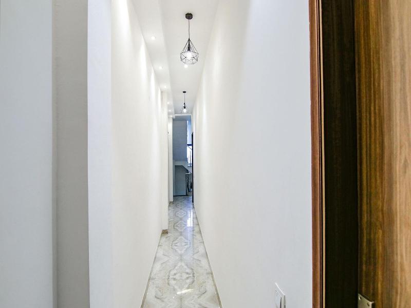Fabhotel Yellow Leaf