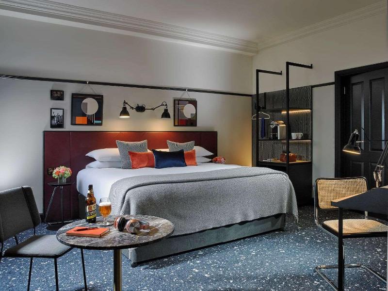 Bed room