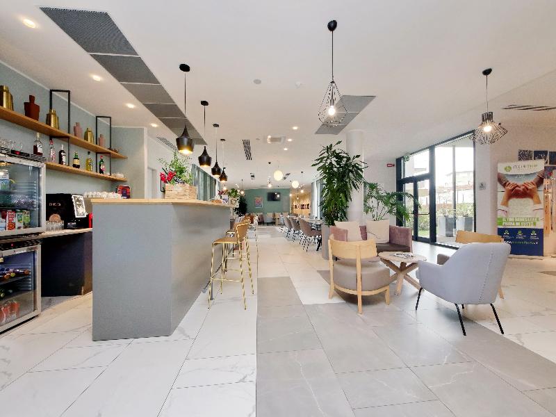Quarto Verde Apartments image