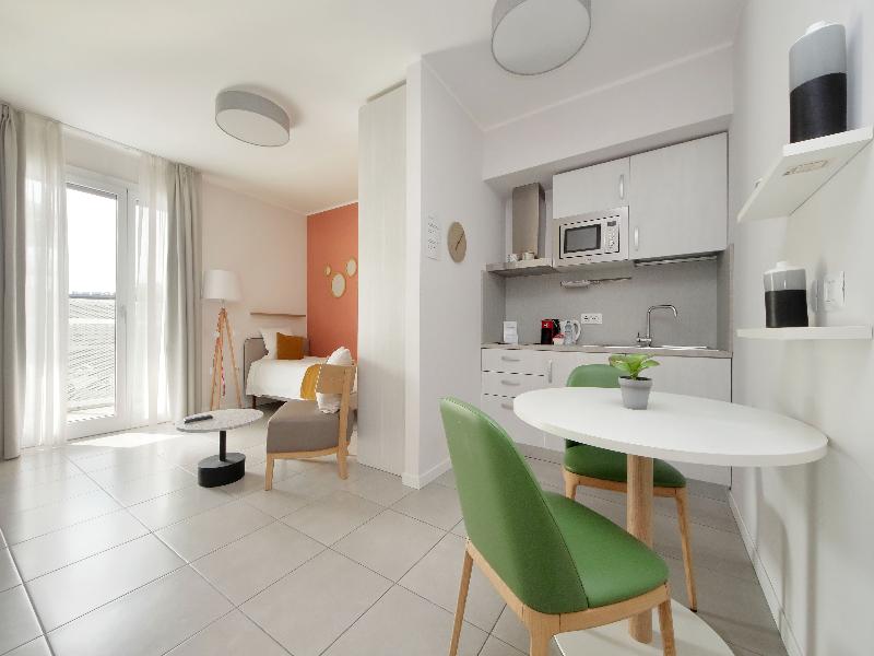 Quarto Verde Apartments image