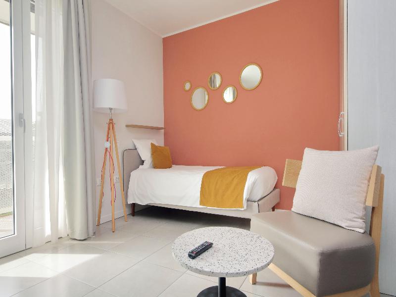 Quarto Verde Apartments image