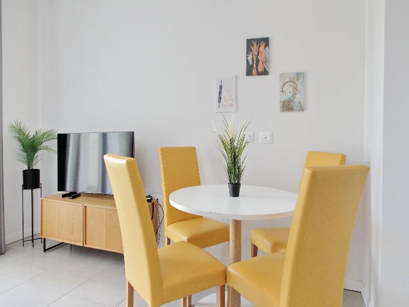Quarto Verde Apartments image