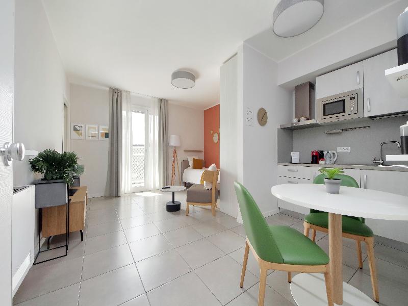 Quarto Verde Apartments image