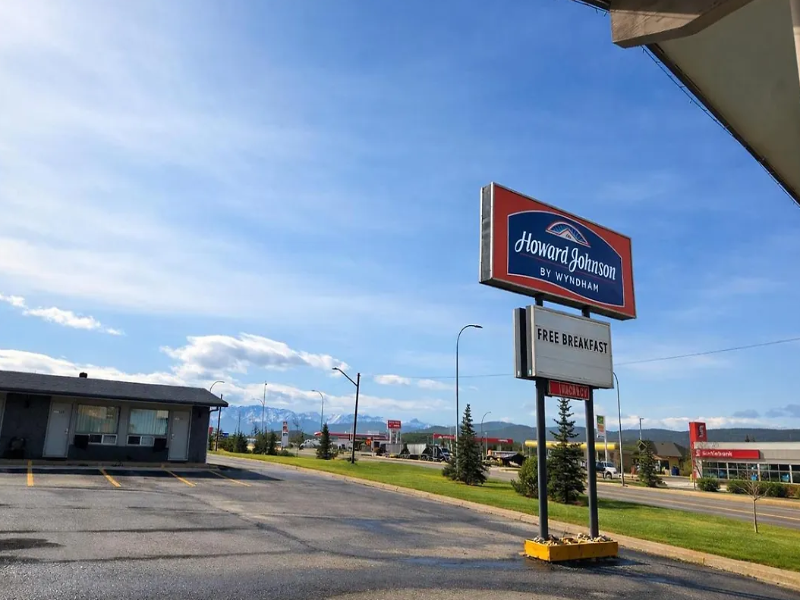 Howard Johnson By Wyndham Hinton — exterior view
