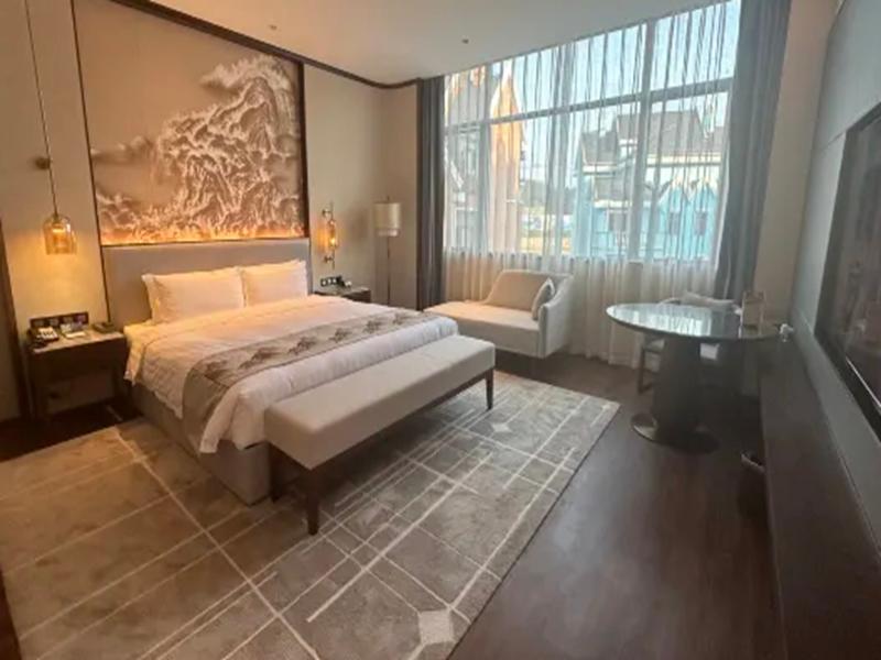 Deluxe Suite with Lake View