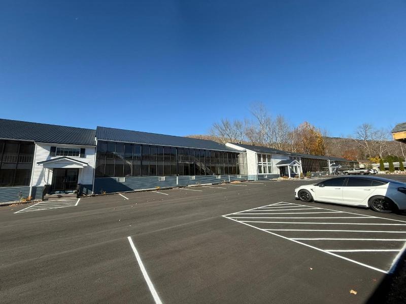 Travelodge By Wyndham Lincoln Near White Mountain image
