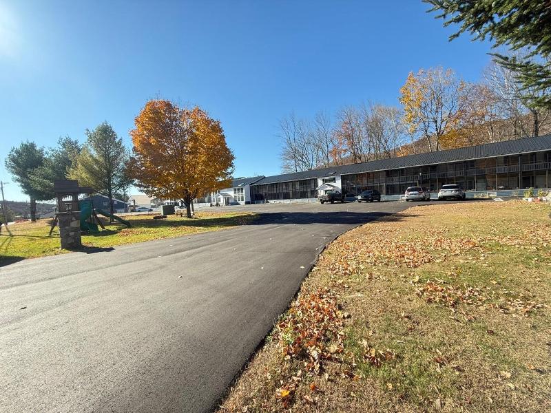 Travelodge By Wyndham Lincoln Near White Mountain image