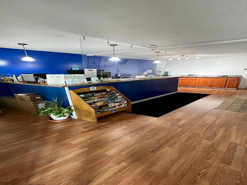 Travelodge By Wyndham Lincoln Near White Mountain image