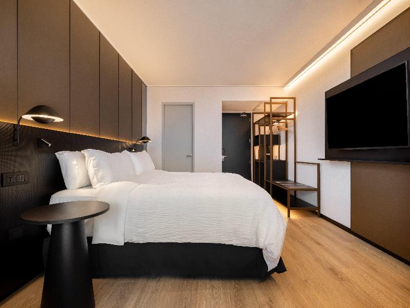 Holiday Inn Express Santiago Las Condes image