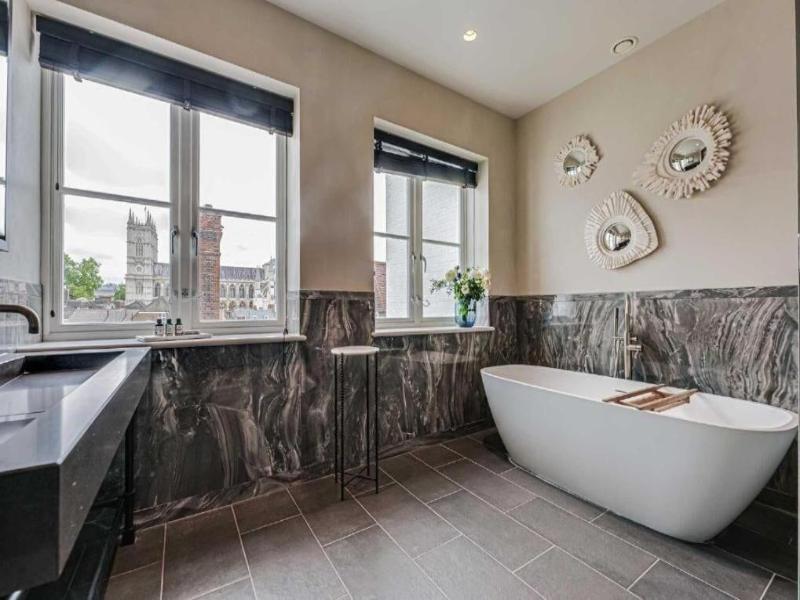 Westminster Apartments By D'montrio image