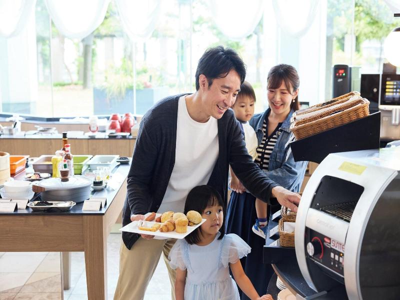 Ana Holiday Inn Tokyo Bay By Ihg image