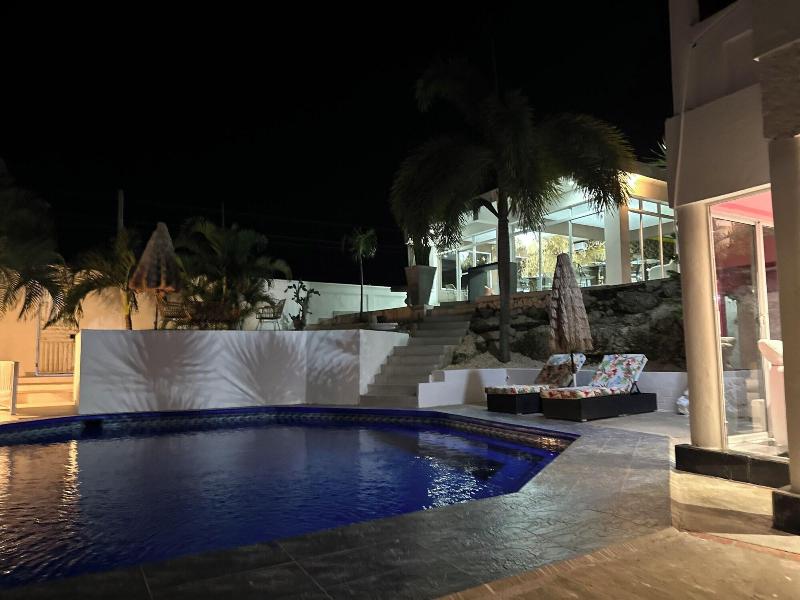 Onyx Luxury Rd image