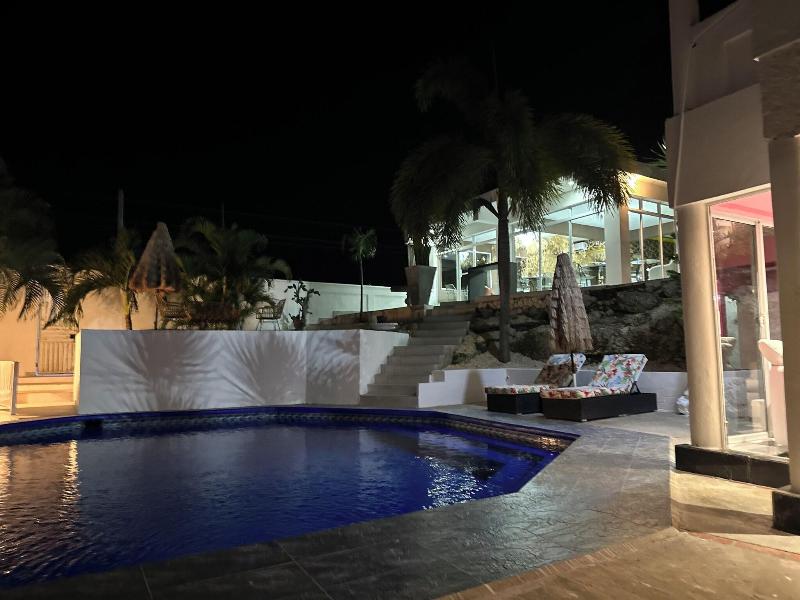 Onyx Luxury Rd image