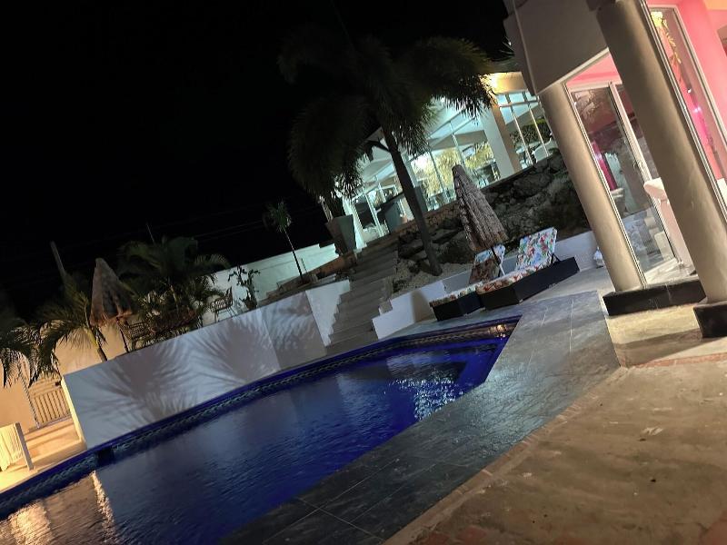Onyx Luxury Rd image