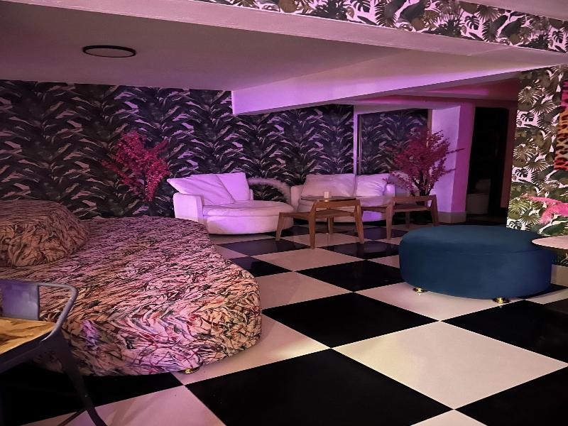 Onyx Luxury Rd image