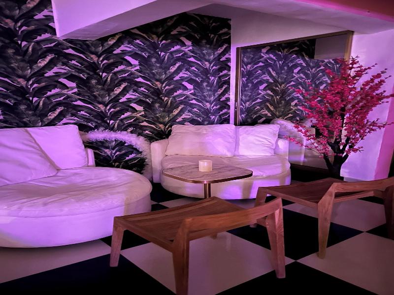 Onyx Luxury Rd image