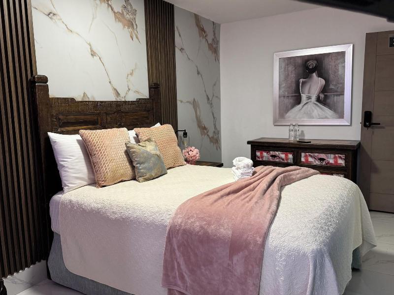 Onyx Luxury Rd image