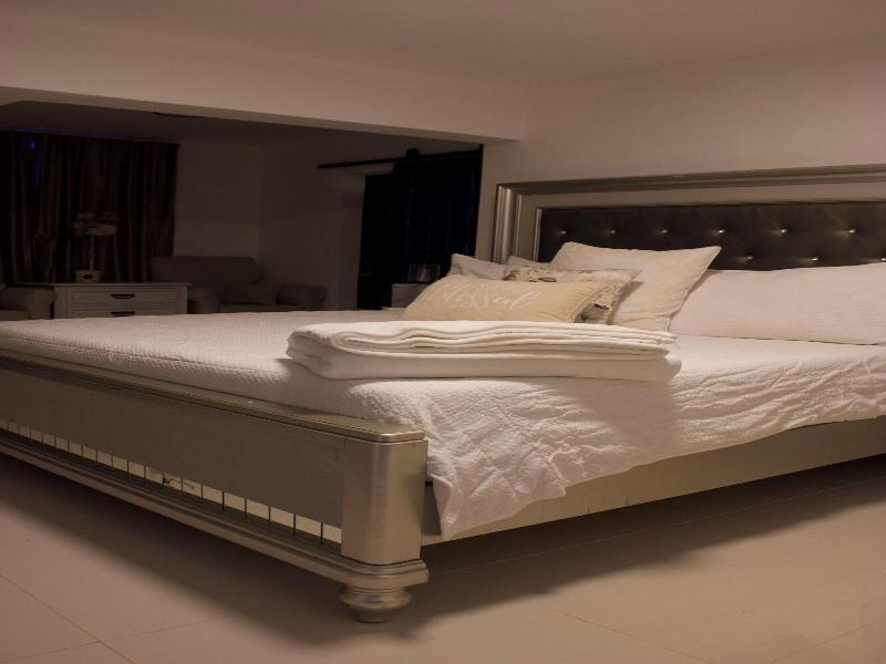 Onyx Luxury Rd image