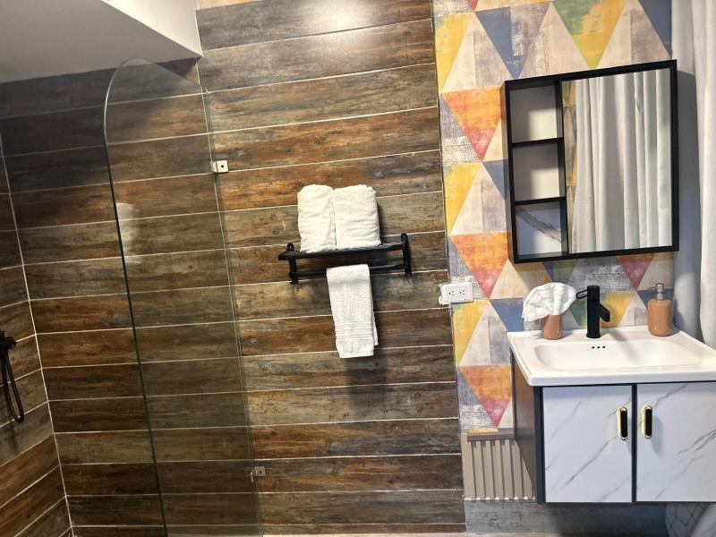 Onyx Luxury Rd image