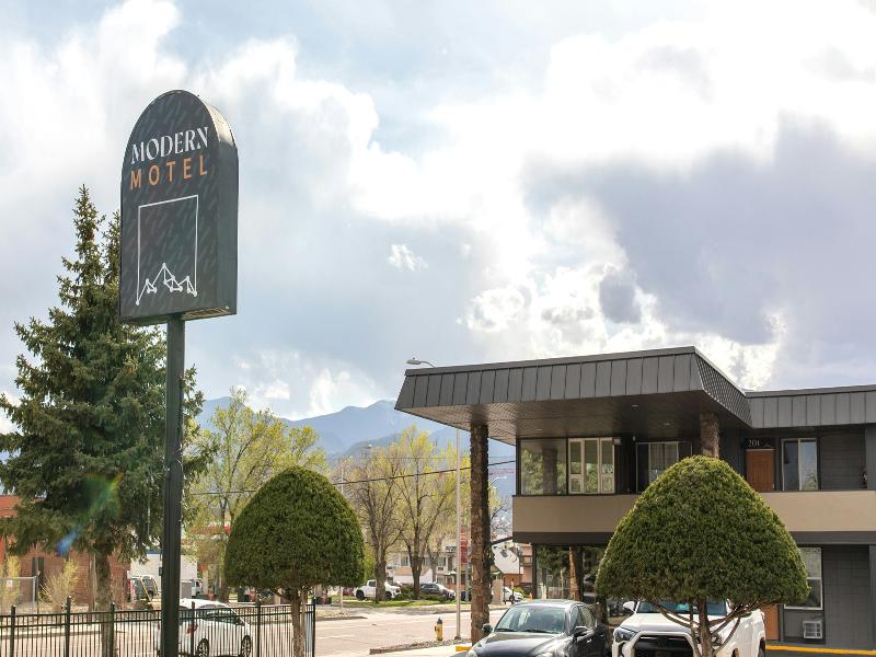 Modern Motel — general view