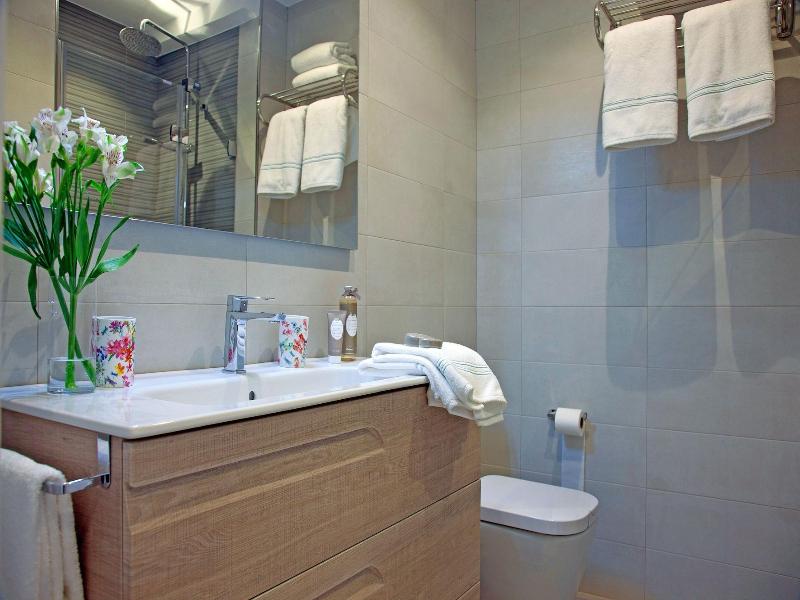 Feelathome Madrid Suites Apartments image