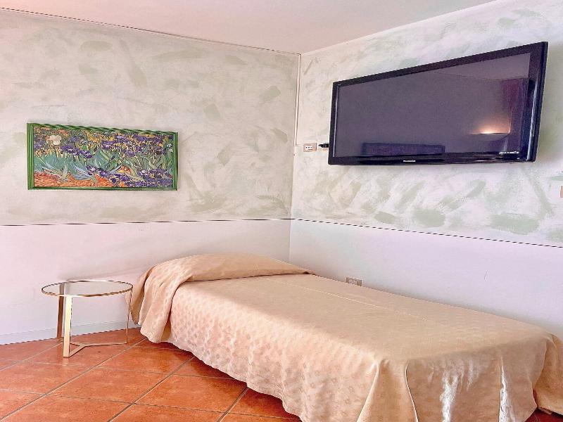 Hotel Caroline image