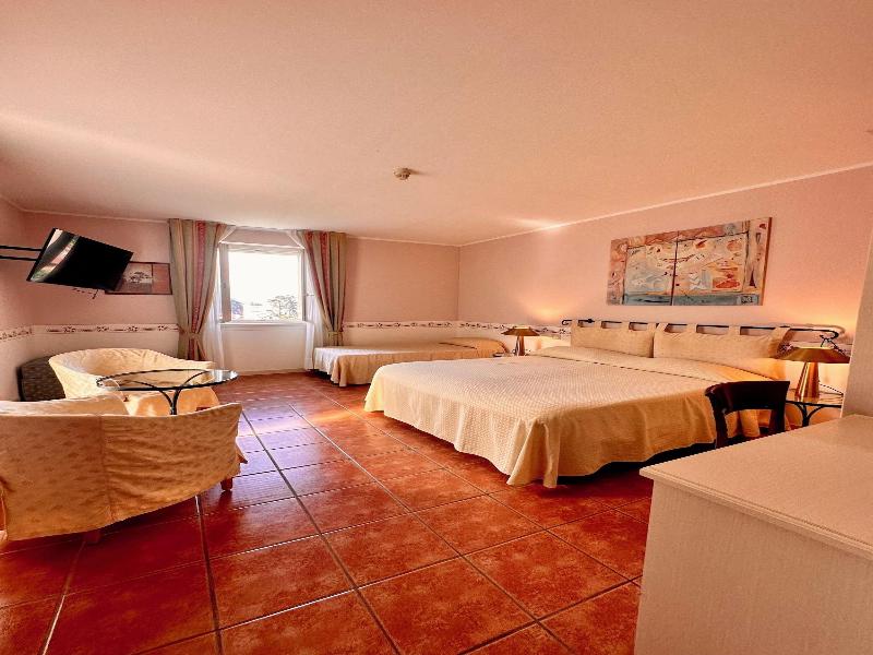 Hotel Caroline image