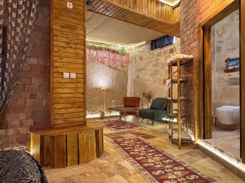 Ceran Stone House image