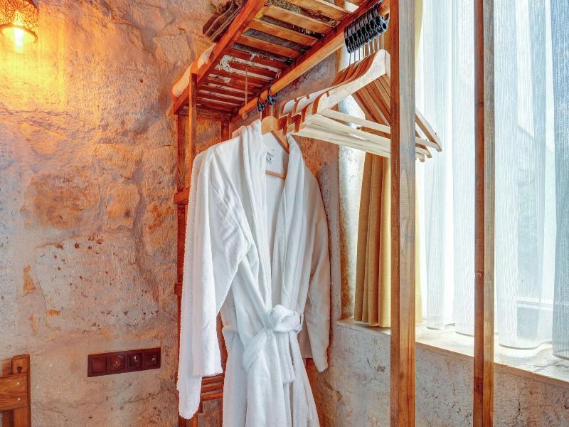 Ceran Stone House image