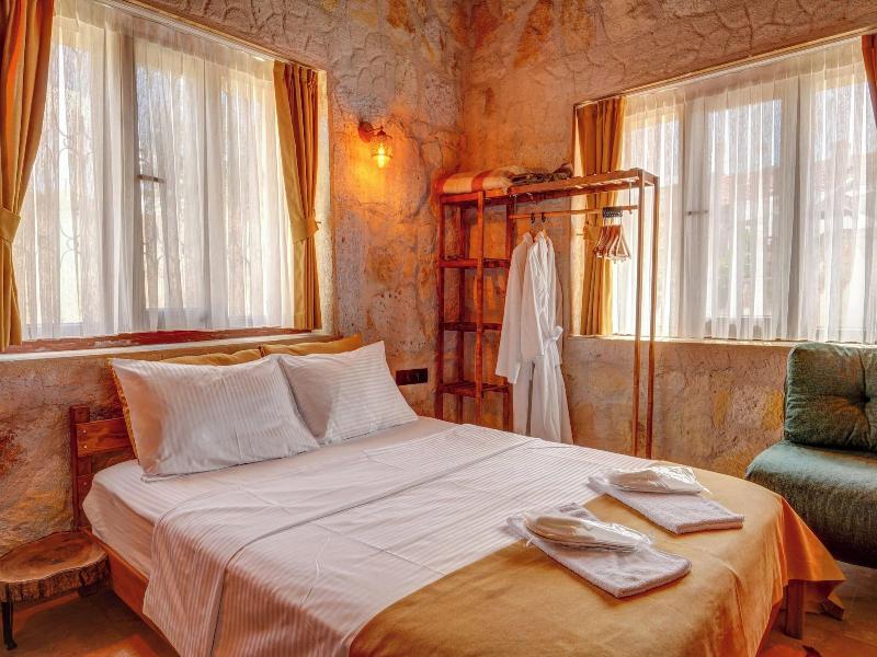 Ceran Stone House image