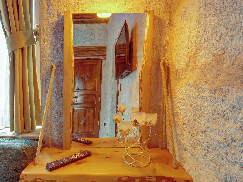 Ceran Stone House image
