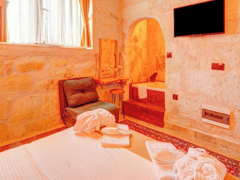 Ceran Stone House image