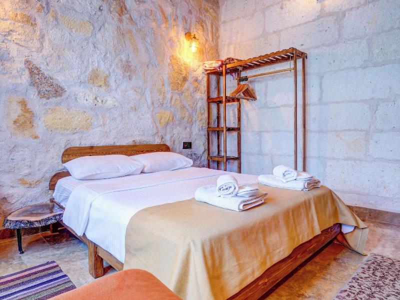 Ceran Stone House image